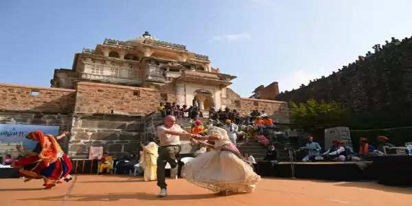 कुंभलगढ़ फेस्टिवल का दूसरा दिन: पर्यटकों का उमड़ा हुजूम, लोक कलाकारों संग थिरके