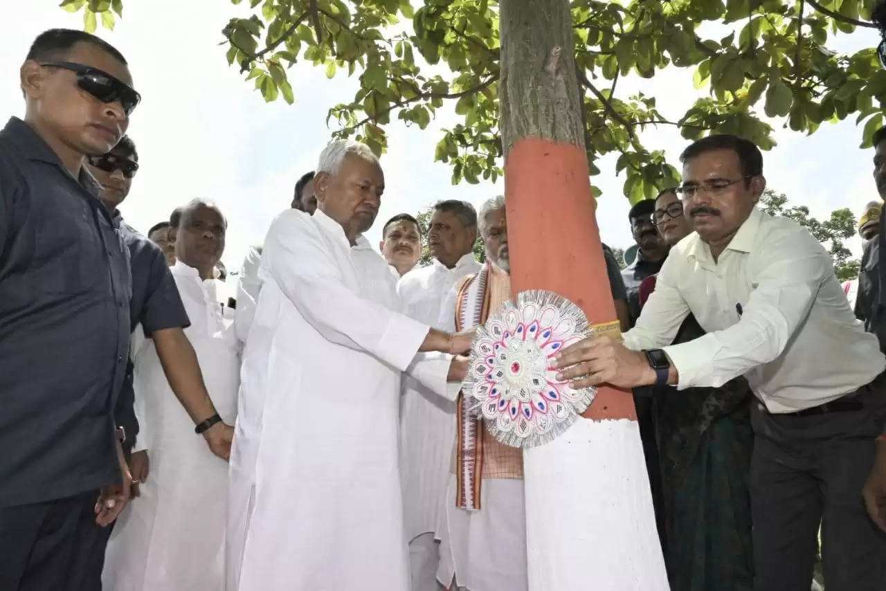 मुख्यमंत्री नीतीश कुमार राजधानी वाटिका में रक्षा बंधन के मौका पर पेड़ पर राखी बांध कर पर्यावरण बचाओ अभियान की शुरुआत करते हुए।