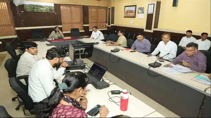 शिकायत अटेण्ड किए बगैर आगे बढ़ी तो संबंधित अधिकारी का कटेगा वेतन : कलेक्टर