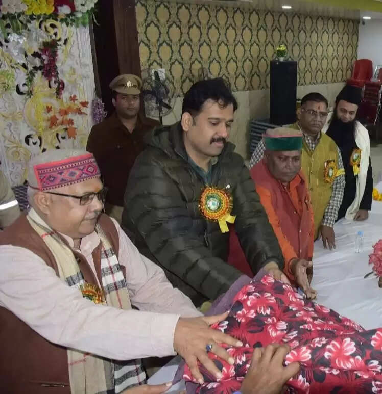 सीतापुर: व्यापार मंडल ने 150 जरूरतमंदों को बांटी रजाई