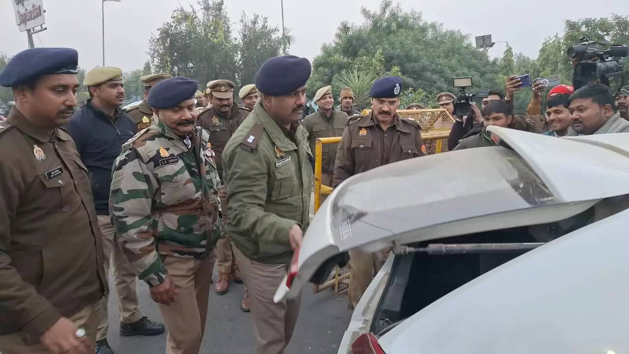 कानपुर : नए साल पर सड़कों पर उतरी पुलिस, कमिश्नर के नेतृत्व में सख्त सुरक्षा व्यवस्था