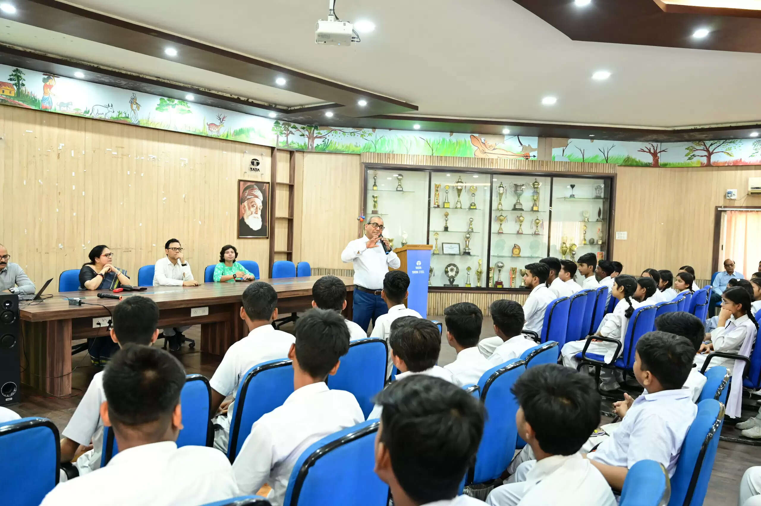 स्कूल में सड़क सुरक्षा जागरूकता कार्यक्रम आयोजित