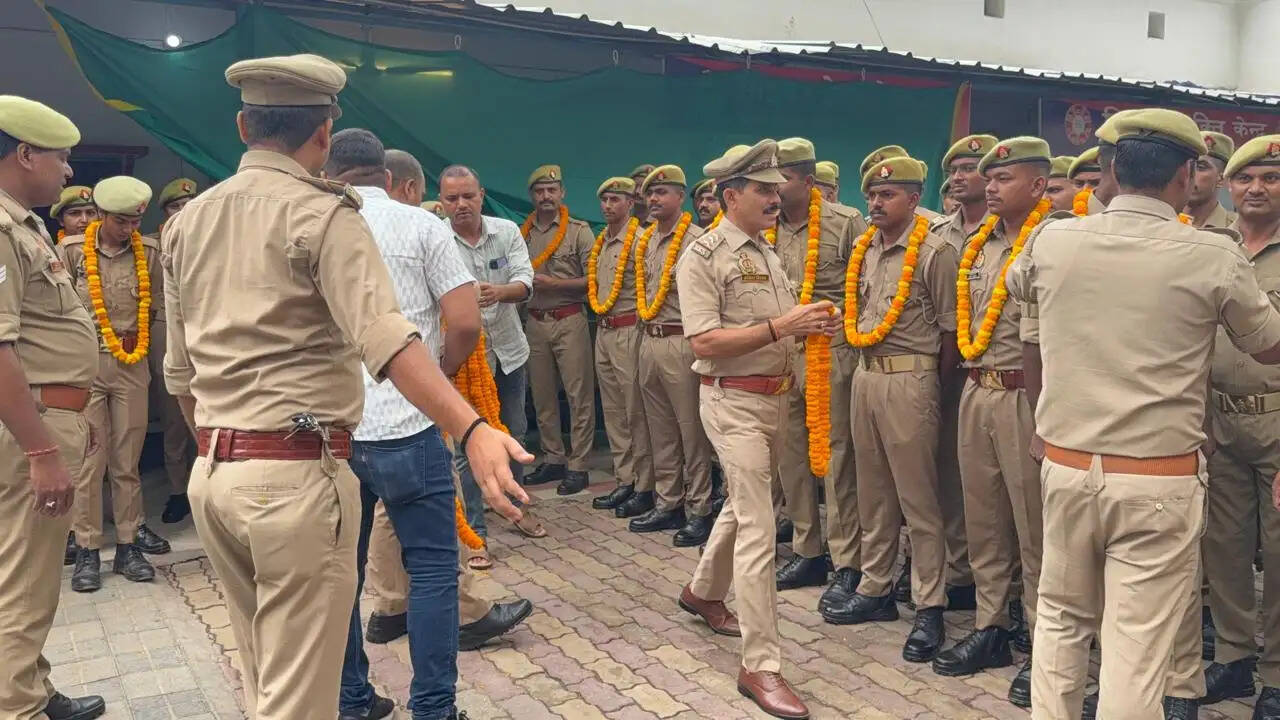 वाराणसी के विभिन्न थानों में नए सिपाहियों ने बेहतर पुलिसिंग का गुर सीखा,पहली बार गश्त पर