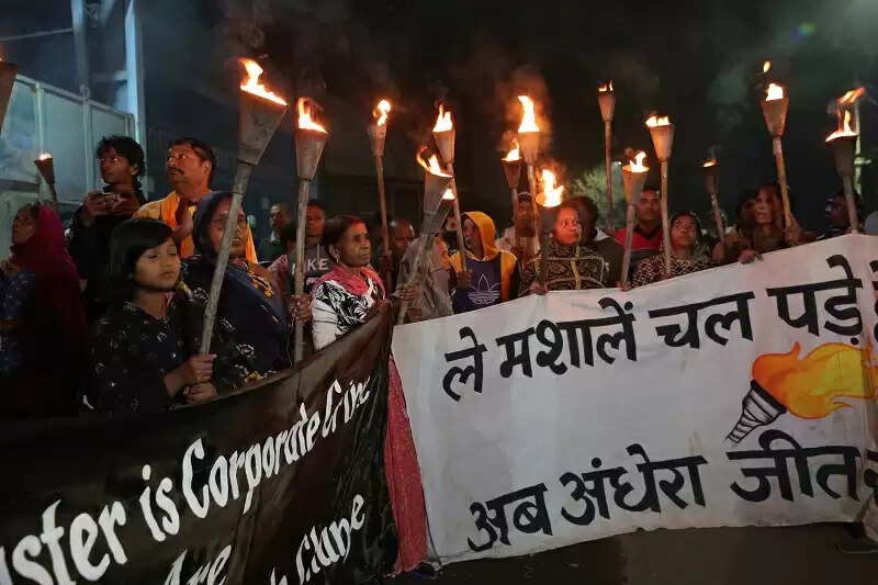 भोपाल गैस त्रासदी की 40वीं बरसी की पूर्व संध्या पर निकाली गई मशाल रैली