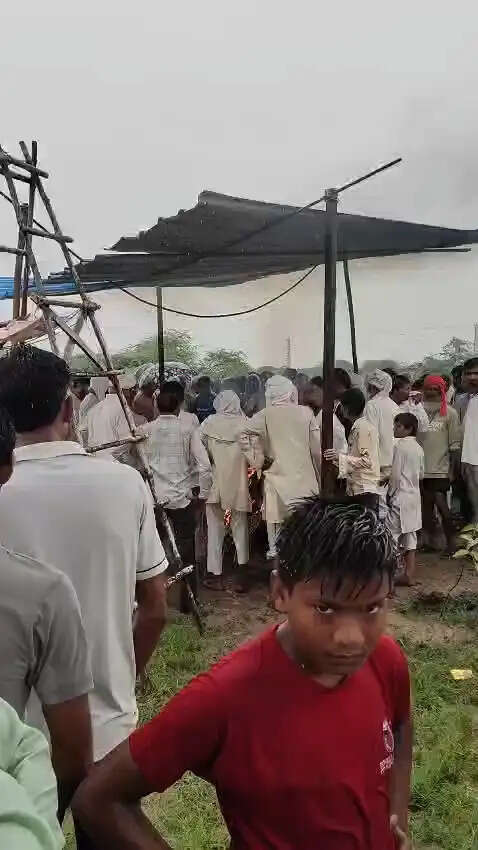 नूंह के गांव जैताका में अंतिम यात्रा नहीं आसान, न पक्का रास्ता न टिन शैड