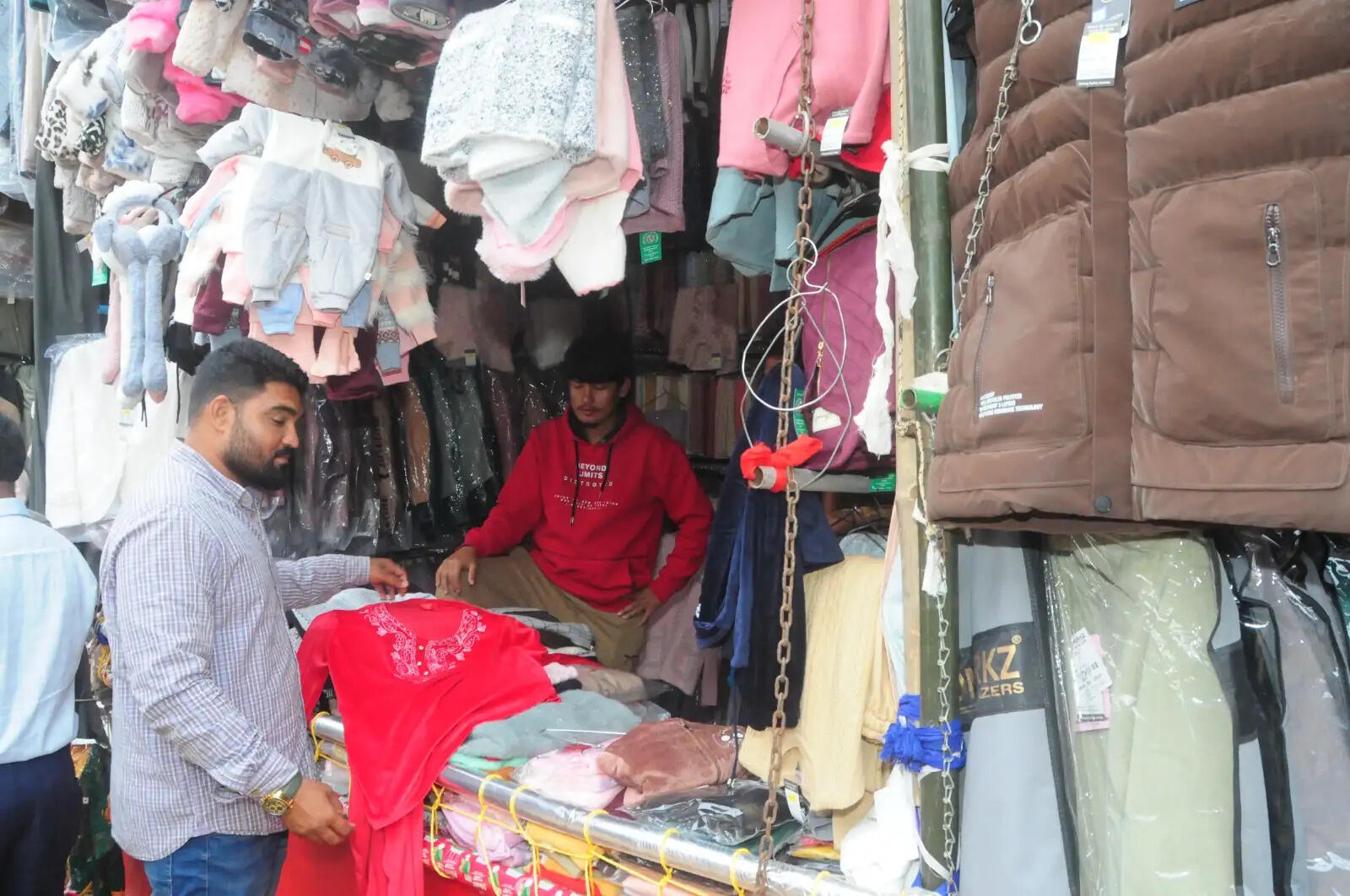 सर्दी की आहट के साथ तिब्बती बाजार में बढ़ी रौनक