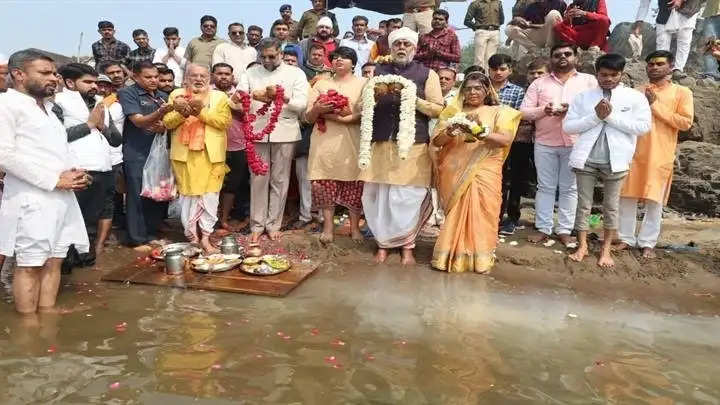 नरसिंहपुरः मंत्री पटेल ने नर्मदा जयंती पर सपरिवार सतधारा पहुंचकर की पूजा अर्चना