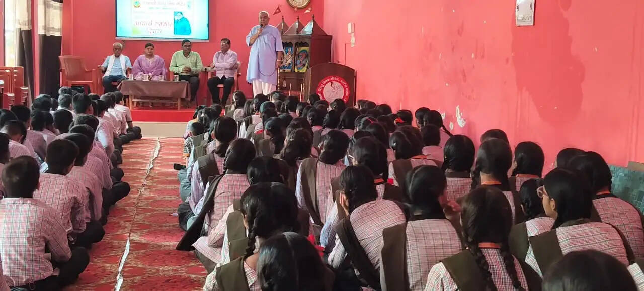 शिक्षक रंजीता रंजन को भावभीनी विदाई, उज्ज्वल भविष्य की कामना
