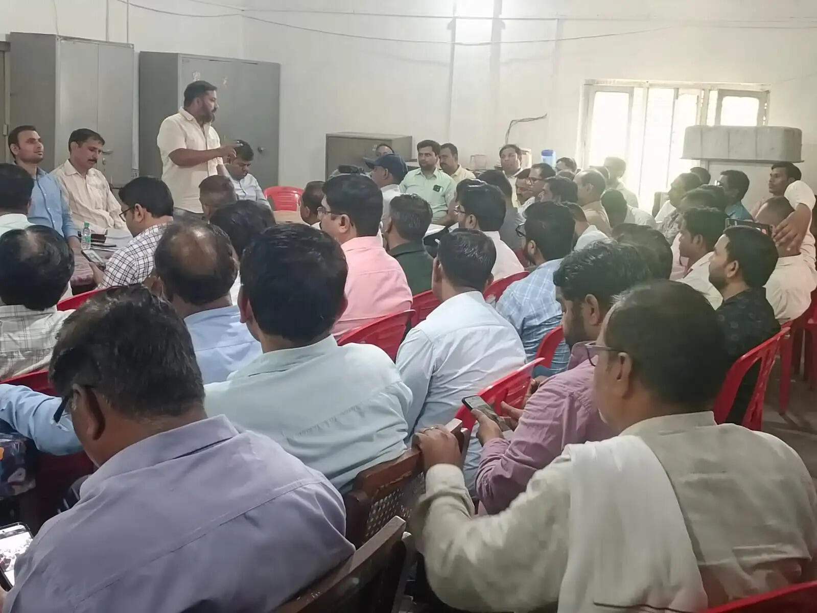 ताप बिजली घरों के निजीकरण के खिलाफ बिजली कर्मियों का उग्र विरोध, अलीगढ़ व हरदुआगंज में प्रदर्शन