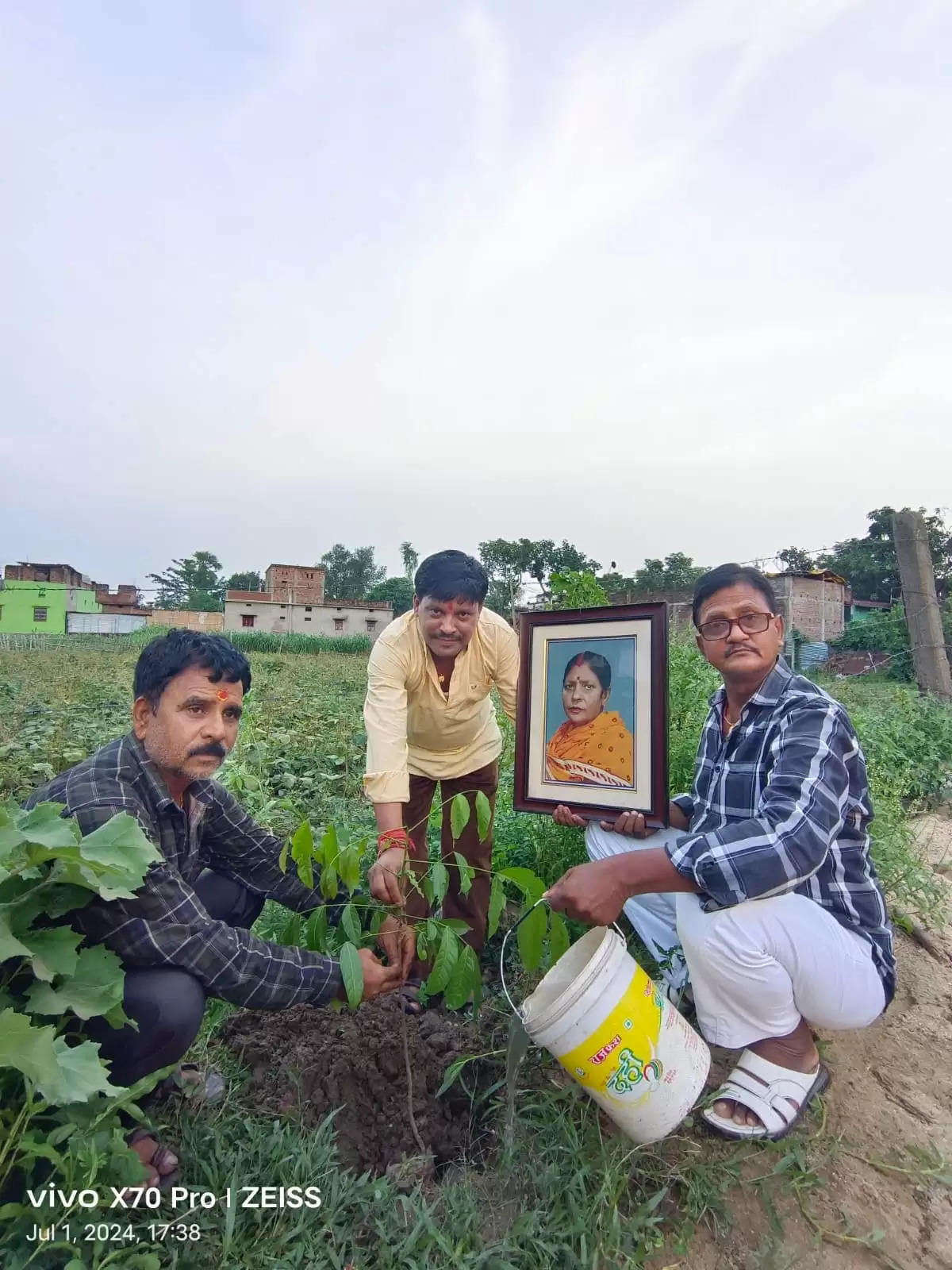 मां के नाम पर एक पेड़ लगाने के आह्वान पर किया गया पौधारोपण