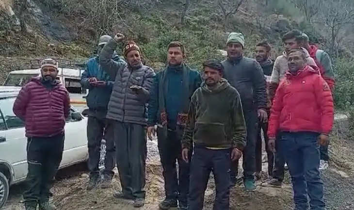 सड़क निर्माण में घटिया निर्माण सामग्री का प्रयोग करने पर उर्गम घाटी के ग्रामीणों किया प्रदर्शन