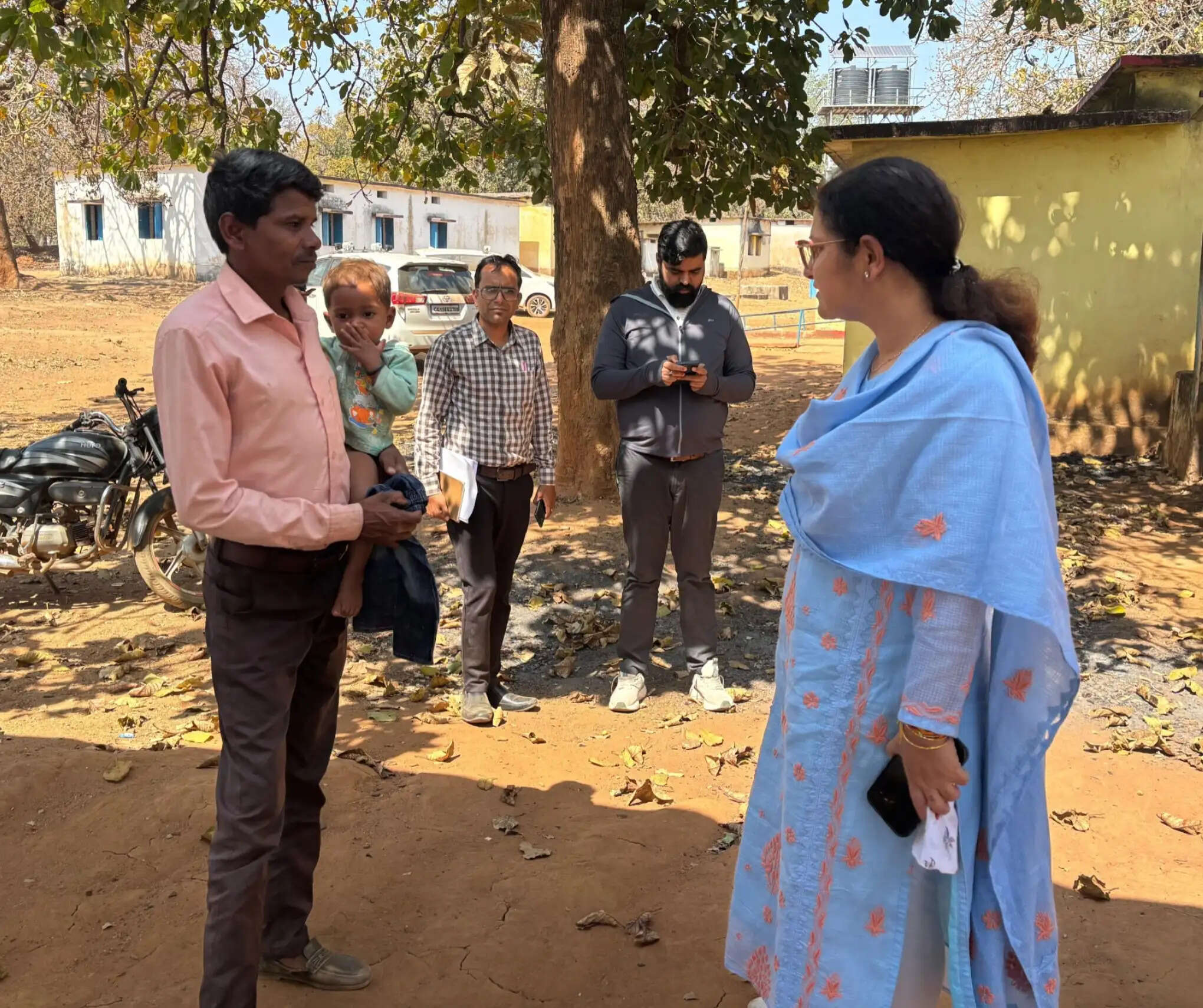 कोरिया : पगडंडी से पहुंची कलेक्टर, गांव की आवाज सुनकर विकास की राह को दी नई दिशा