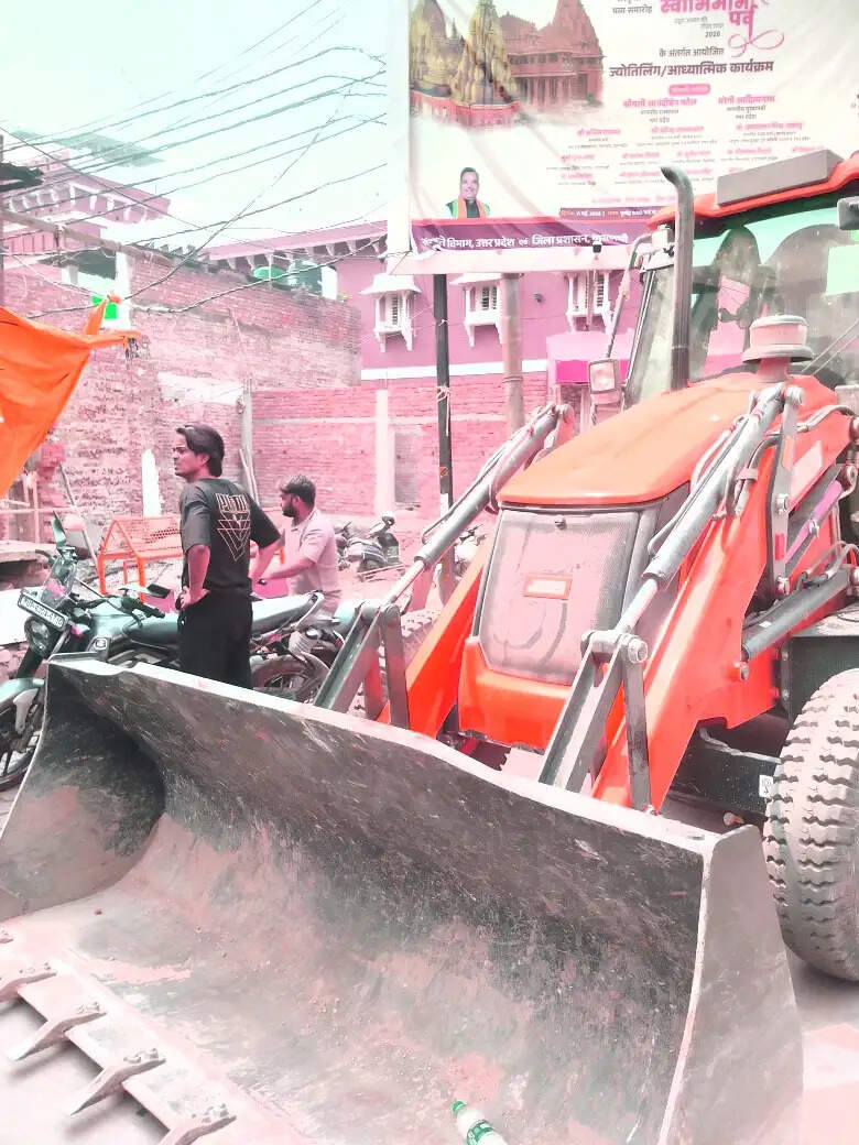 दालमंडी में मुनादी, दो दिनों में ध्वस्त होगें 18 मकान