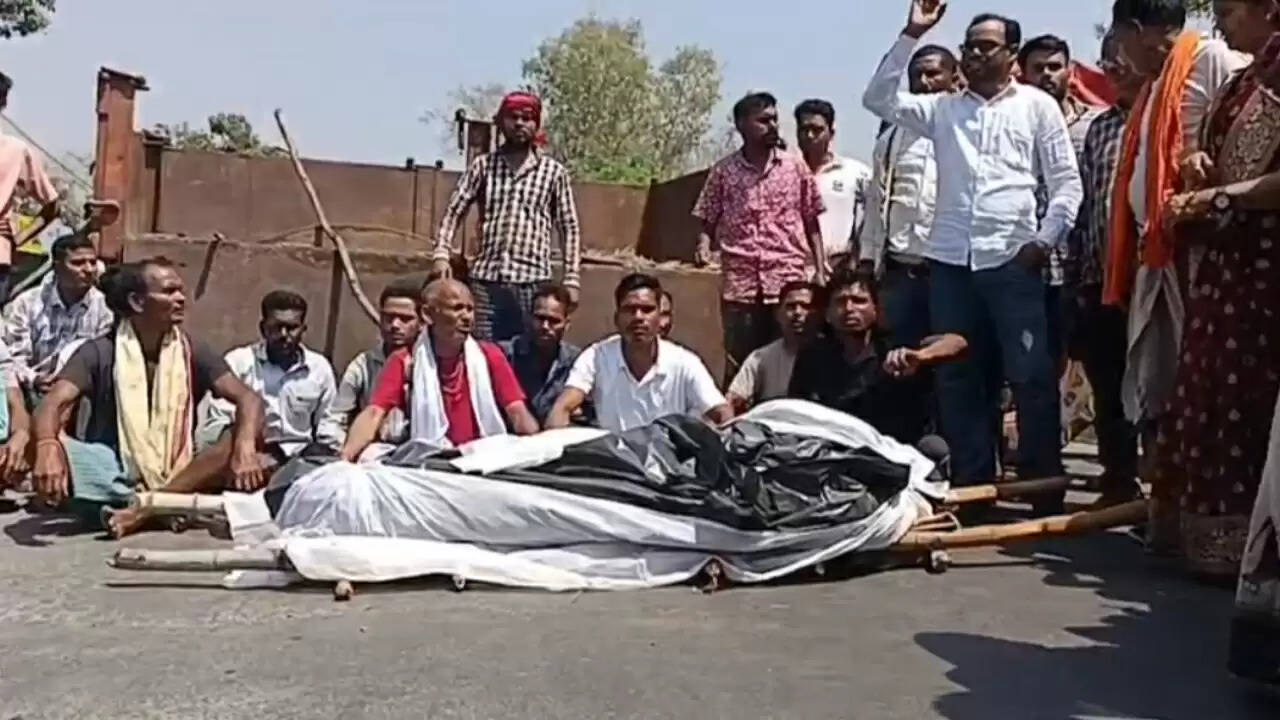 सूरजपुर : दंतैल हाथी के हमले से युवक की मौत, भड़के ग्रामीणों ने शव सड़क पर रख किया चक्काजाम