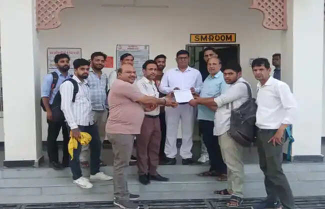रेवाड़ी में नई रेल सेवाओं की मांग,सौंपा ज्ञापन