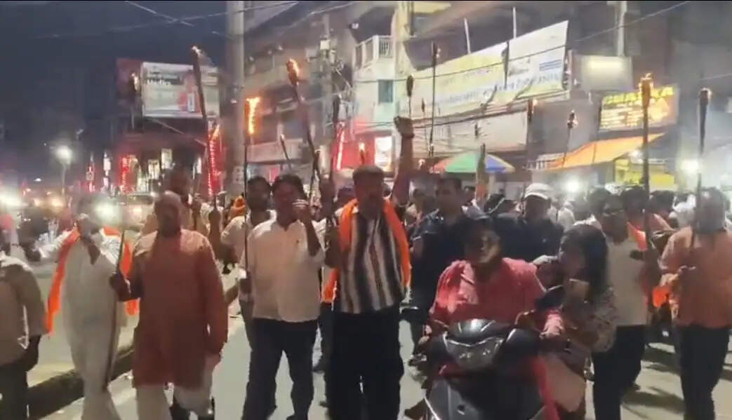 जेपीएससी में कथित धांधली के विरोध में भाजपा युवा मोर्चा का मशाल जुलूस