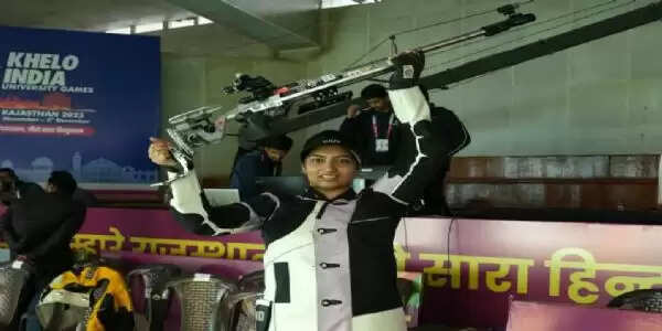 जीएनडीयू शूटर आशी चौकसे ने टीम की साथी सिफ्ट कौर को हराकर लगातार चौथा केआईयूजी गोल्ड जीता