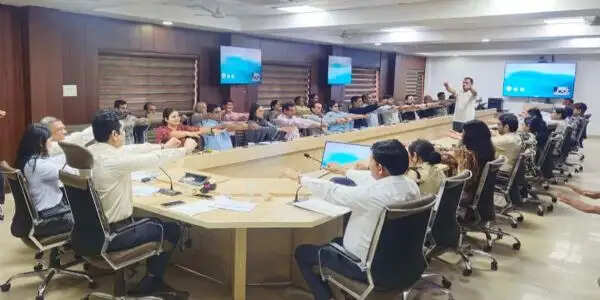 गुरुग्राम: कुर्सी पर बैठे-बैठे अधिकारियों ने योगासन कर तनाव से पाई राहत