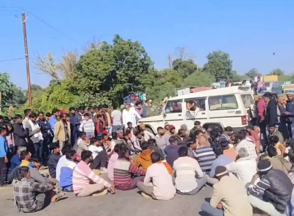 आगर मालवा: किसान की करंट लगने से मौत, ग्रामीणों ने किया हाईवे जाम