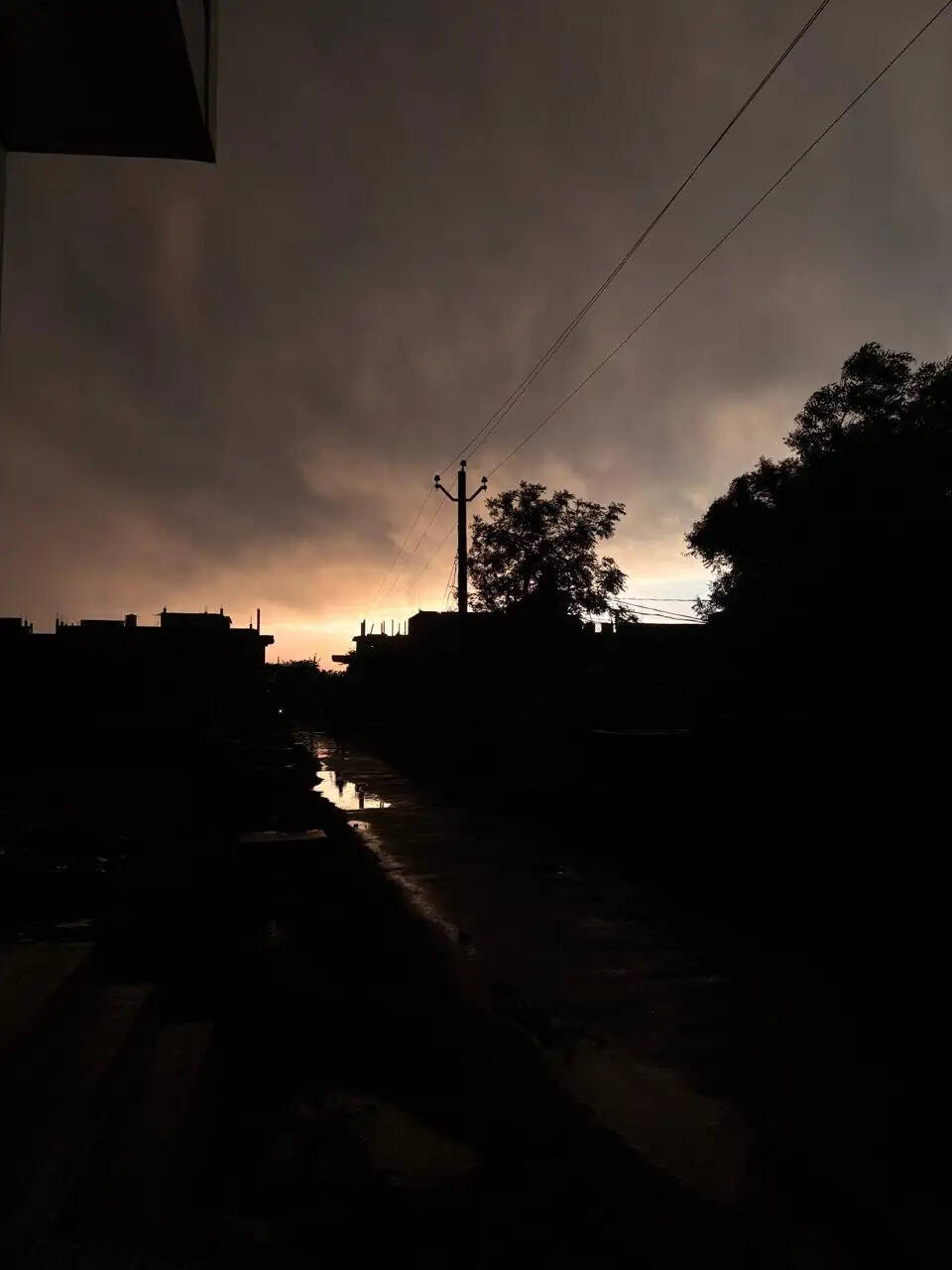 वाराणसी में तेज आंधी,गरज—चमक के साथ हुई बारिश,टिन शेड और छप्पर उड़े, पेड़ गिरेे