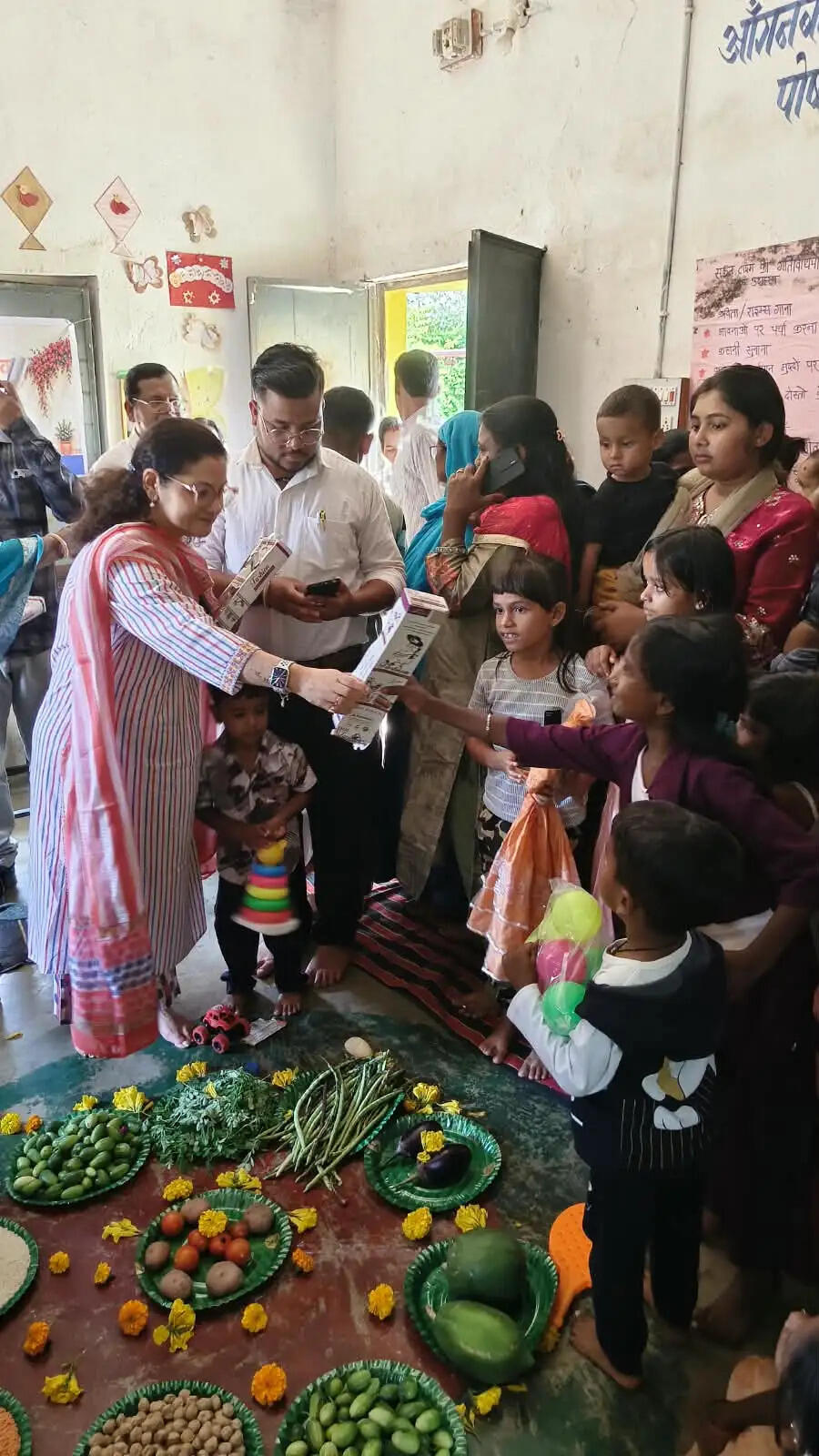 आंगनबाड़ी केंद्र बैगापारा में खिले बच्चों के चेहरे, कलेक्टर ने कराया गोदभराई और अन्नप्राशन