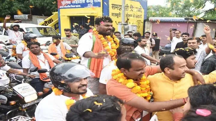 सतनाः वाराणसी से बड़नगर जा रही सेवा संकल्प यात्रा का कृपालपुर में स्वागत एवं सम्मान