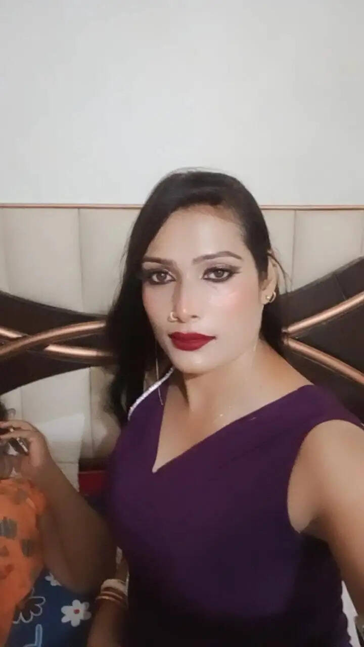 बेकाबू कार खाई में पलटी, किन्नर की मौत