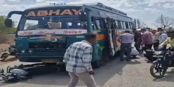 सतना-मैहर बाईपास&nbsp;पर&nbsp;बस ने बाइक को मारी टक्कर, युवक की मौत, एक गंभीर घायल