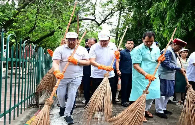 मुख्यमंत्री ने सभी जनपदों के लिए स्वच्छता वाहनों को हरी झंडी दिखाकर रवाना किया