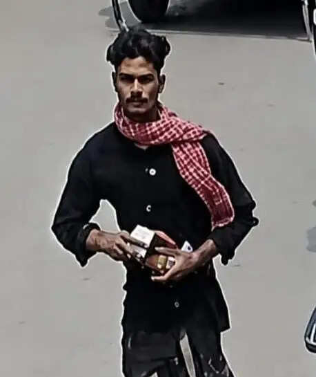 शेरमारी बाजार में दिनदहाड़े कपड़ा दुकान से एक लाख की चोरी, वीडियो कॉल पर ध्यान भटकते ही काउंटर साफ