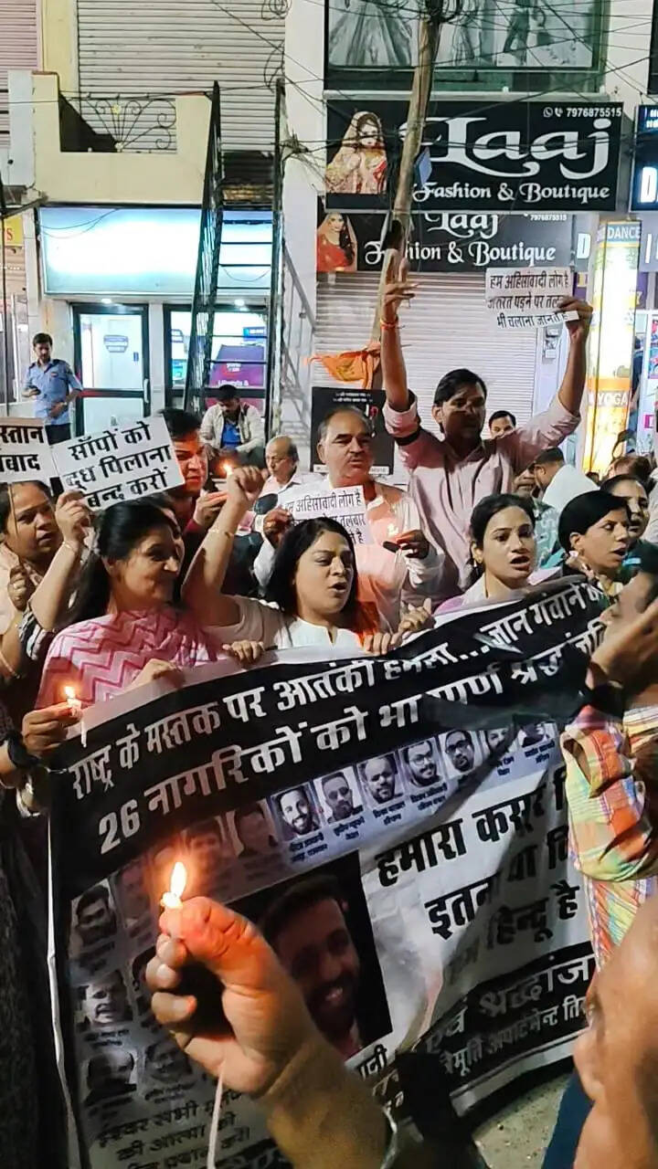 शहीद नीरज उधवानी की शहादत में क्षेत्र वासियों ने निकला कैंडल मार्च