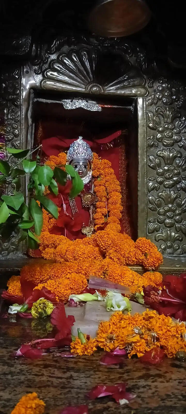 मायके से चौथी लेकर पहुंचे ग्रामीण, भंडारी देवी धाम में उमड़ा आस्था का सैलाब