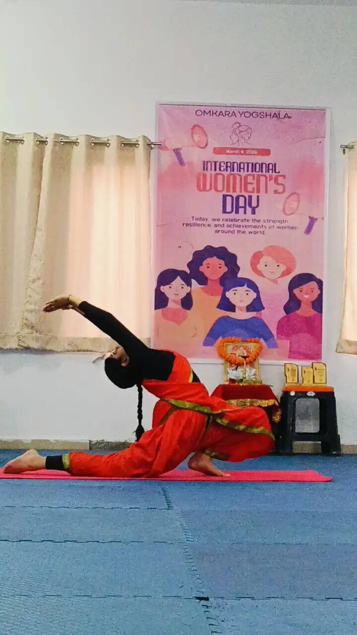 अंतरराष्ट्रीय महिला दिवस पर साड़ी में योग का प्रदर्शन, ओमकारा योगशाला में प्रतियोगिता आयोजित