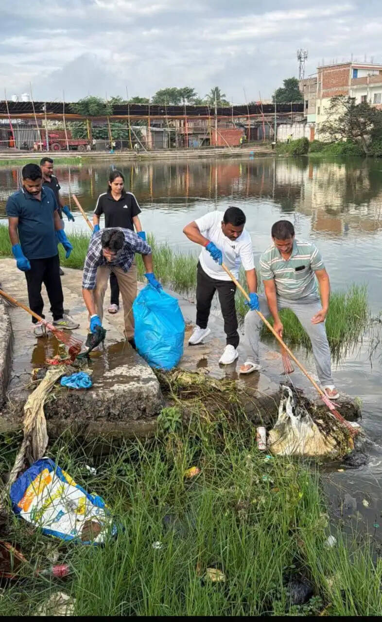 महापौर के नेतृत्व में विशेष सफाई अभियान में तालाब की हुई सफाई