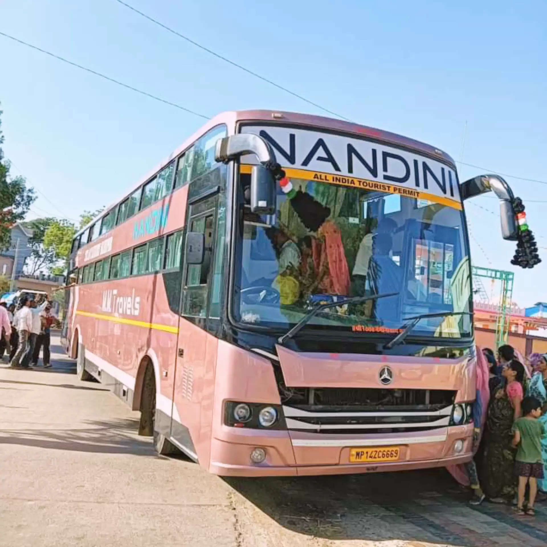 मतदान से पहले ही टीएसपी क्षेत्र से हजारों लोग चार धाम यात्रा के लिए रवाना