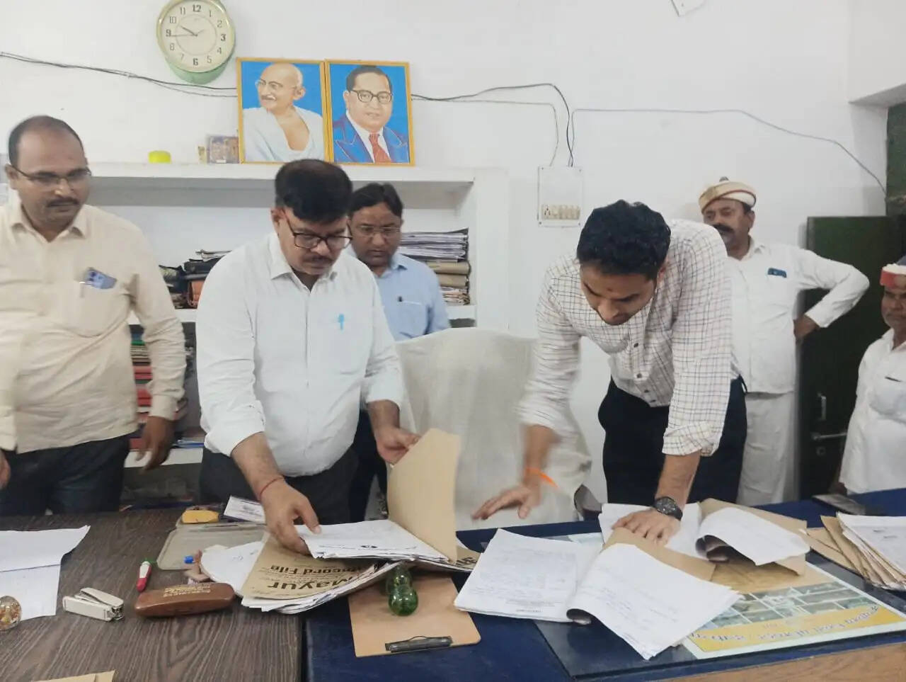 डीएम ने तहसीलदार न्यायालय का किया निरीक्षण, लंबित वादों के शीघ्र निस्तारण के दिए निर्देश