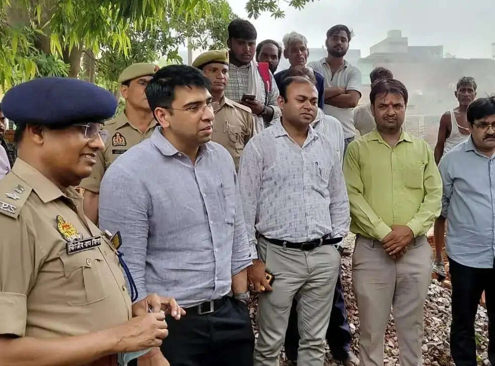 हाथरस के कस्तूरबा गांधी विद्यालय में लगी आग, माैके पर पहुंचे जिलाधिकारी और पुलिस अधीक्षक