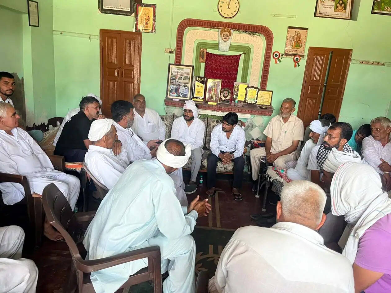हांसी : पानी की मांग पर बैठे अनशनकारियों की बिगड़ी तबीयत