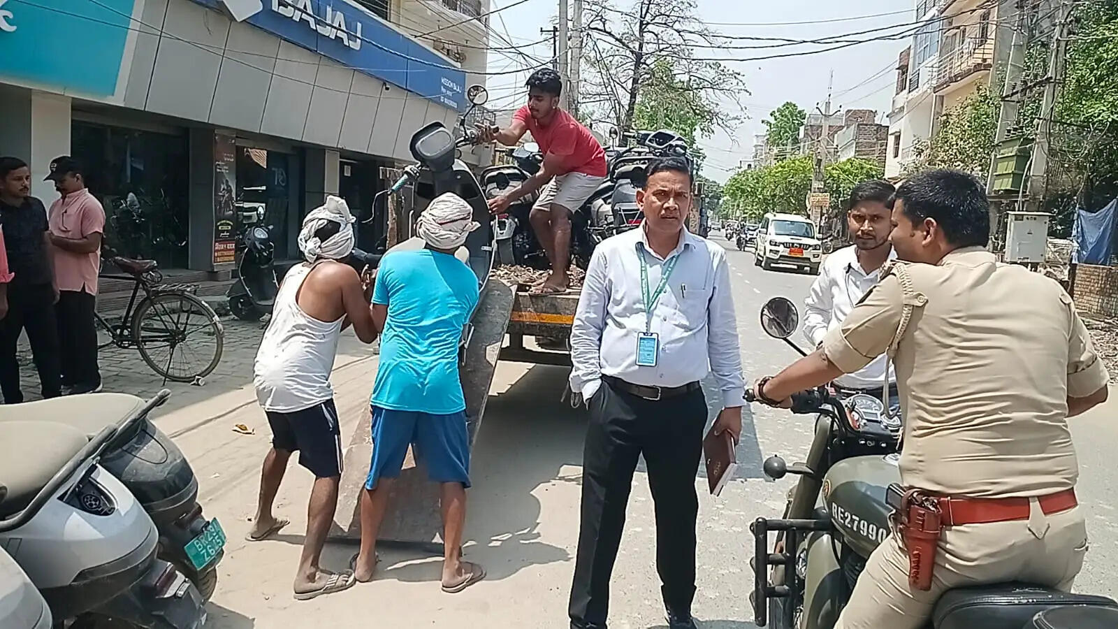सड़क को बना दिया था पार्किंग, नगर परिषद का बुलडोजर एक्शन; दर्जनों दोपहिया वाहन जब्त