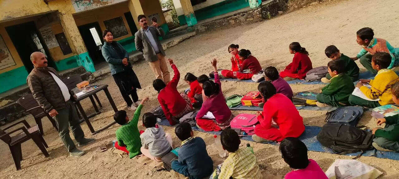 शिक्षा खंड सतौन के दुर्गम स्कूल अधोग में शिक्षा उपनिदेशक की दबिश, जांची एक-एक व्यवस्था