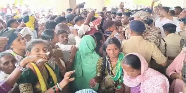 आदिवासी समाज ने मांगाें काे लेकर कलेक्ट्रेट का किया घेराव, धरने पर बैठे