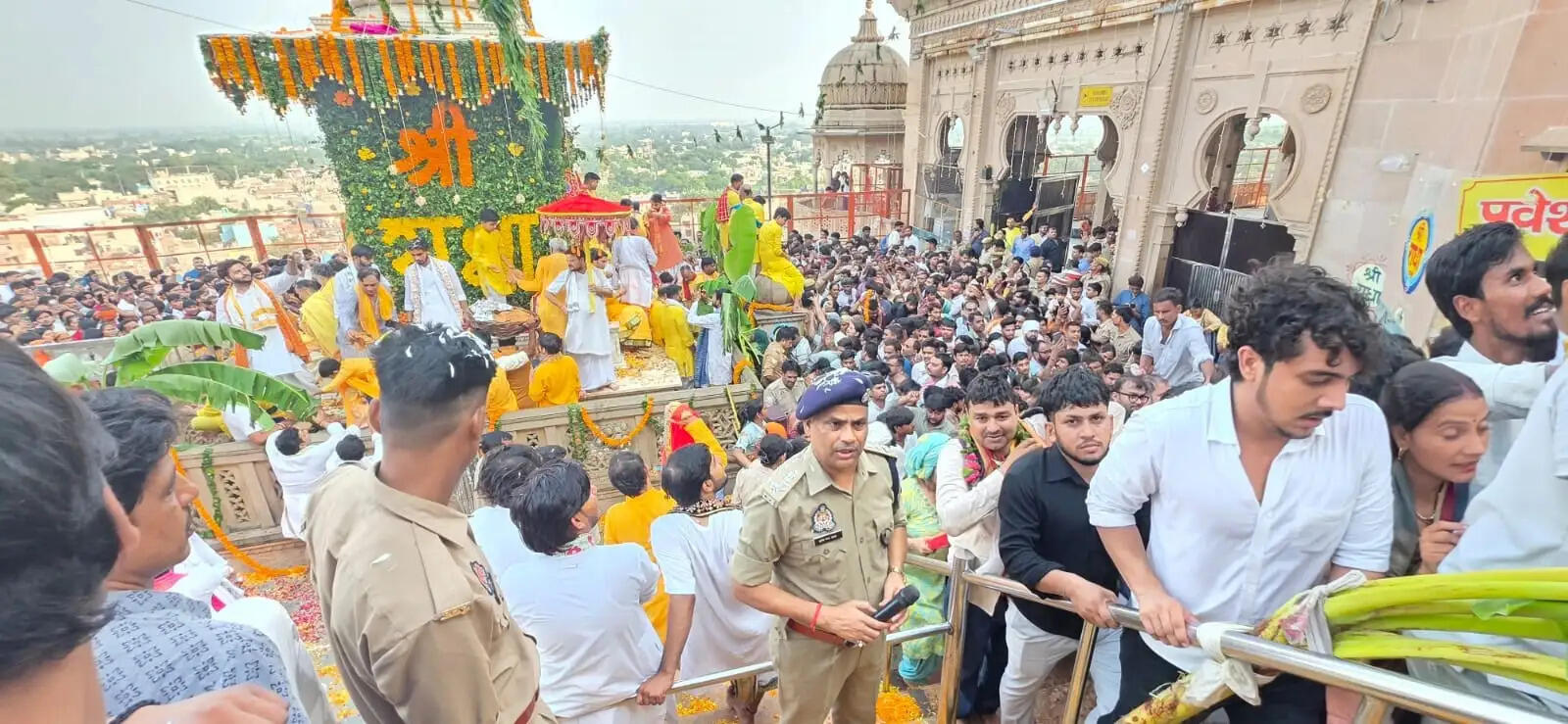 बरसाना : 28 लाख श्रद्धालुओं ने किए राधारानी के सुगम दर्शन