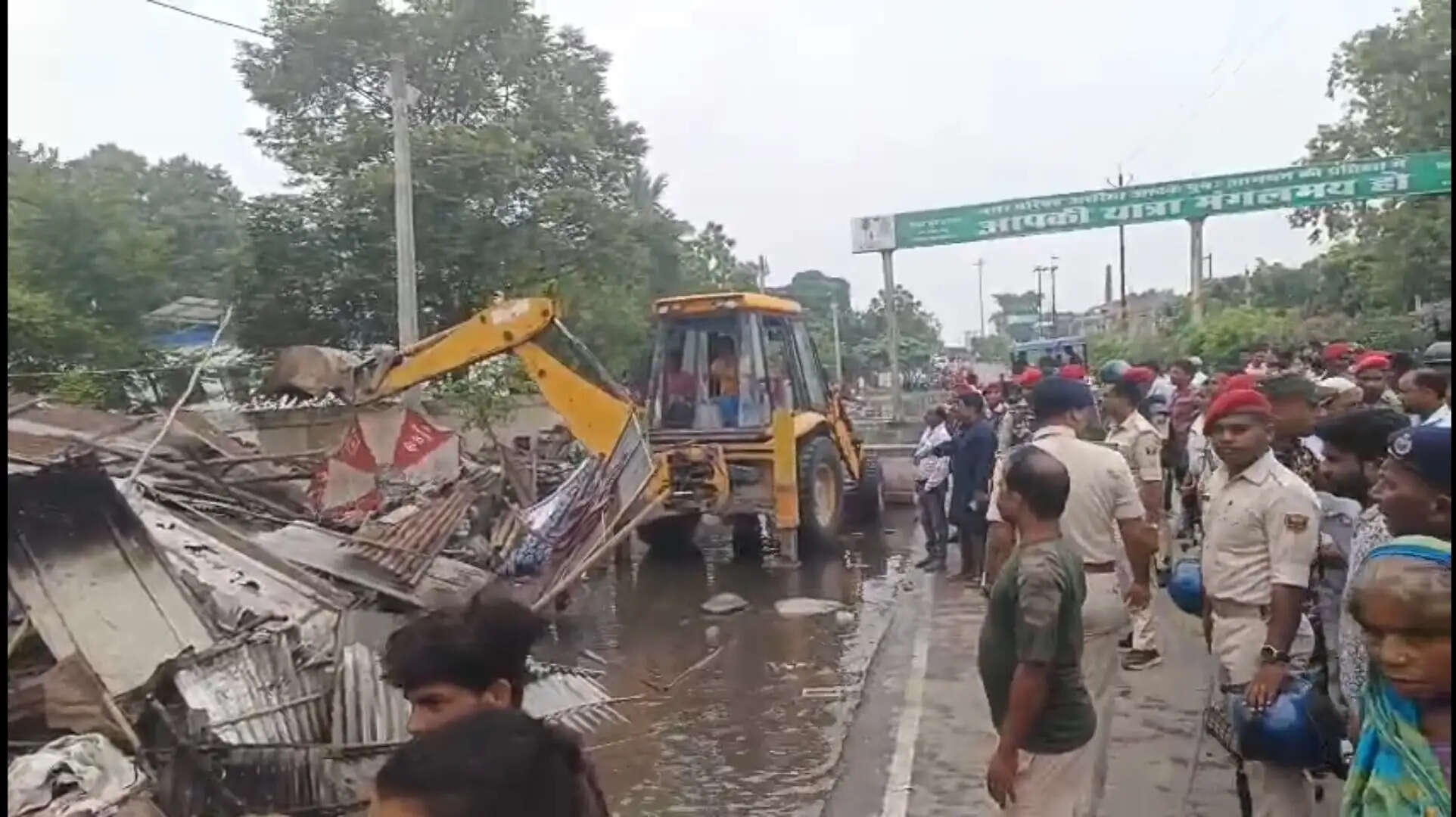 अवैध अतिक्रमणकारियों पर चला बुलडोजर, अतिक्रमित जमीन पर बने घरों में बिजली का मीटर बड़ा सवाल