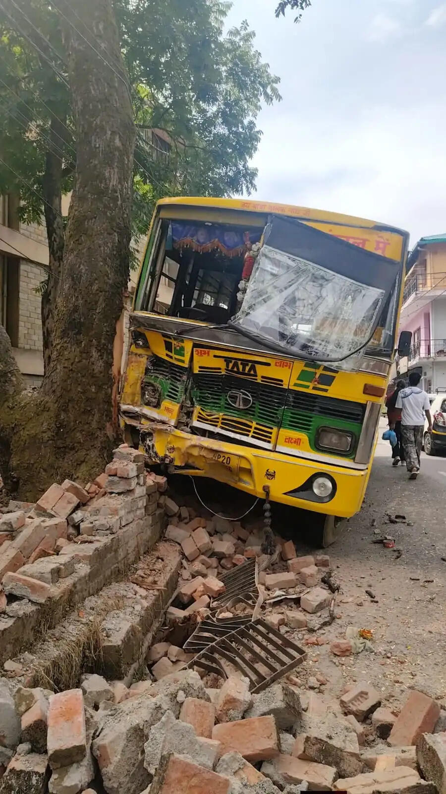 धर्मशाला में बड़ा हादसा टला, बेकाबू निजी बस डीसी ऑफिस की दीवार से टकराई, स्कूली बच्चों समेत 12 घायल