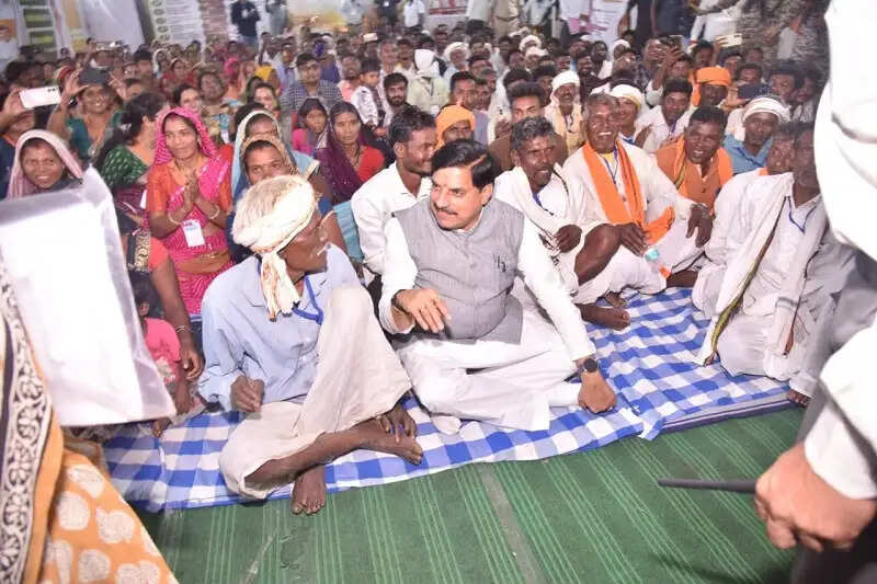 मप्रः मुख्यमंत्री ने कुकरू में कृष्णा आजीविका स्व-सहायता समूह की महिलाओं से किया आत्मीय संवाद