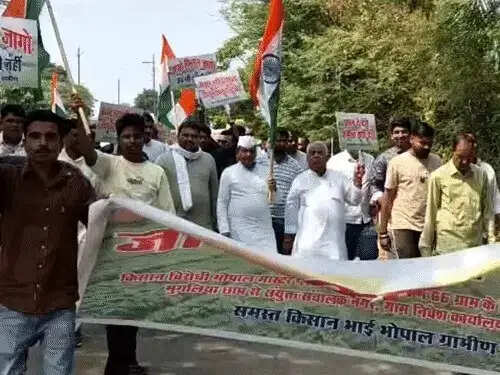 भोपाल मास्टर प्लान-2047 पर विरोध तेज, किसान सड़क पर बैठे, मिसरोद में 45 मीटर सड़क हटाने की मांग