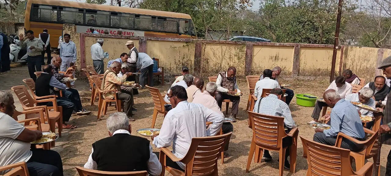 वरिष्ठ नागरिक कल्याण समिति की आम बैठक में लंबित वेतन और नागरिक सुविधाओं पर चर्चा