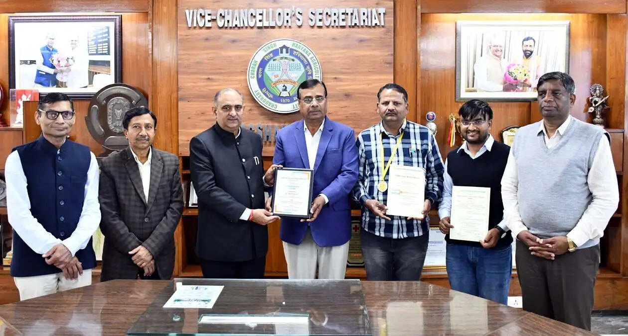 हिसार : सरसों वैज्ञानिक डॉ. राम अवतार लाइफटाइम अचीवमेंट अवार्ड व डॉ. विनोद गोयल व डॉ. राजबीर मेडल से सम्मानित