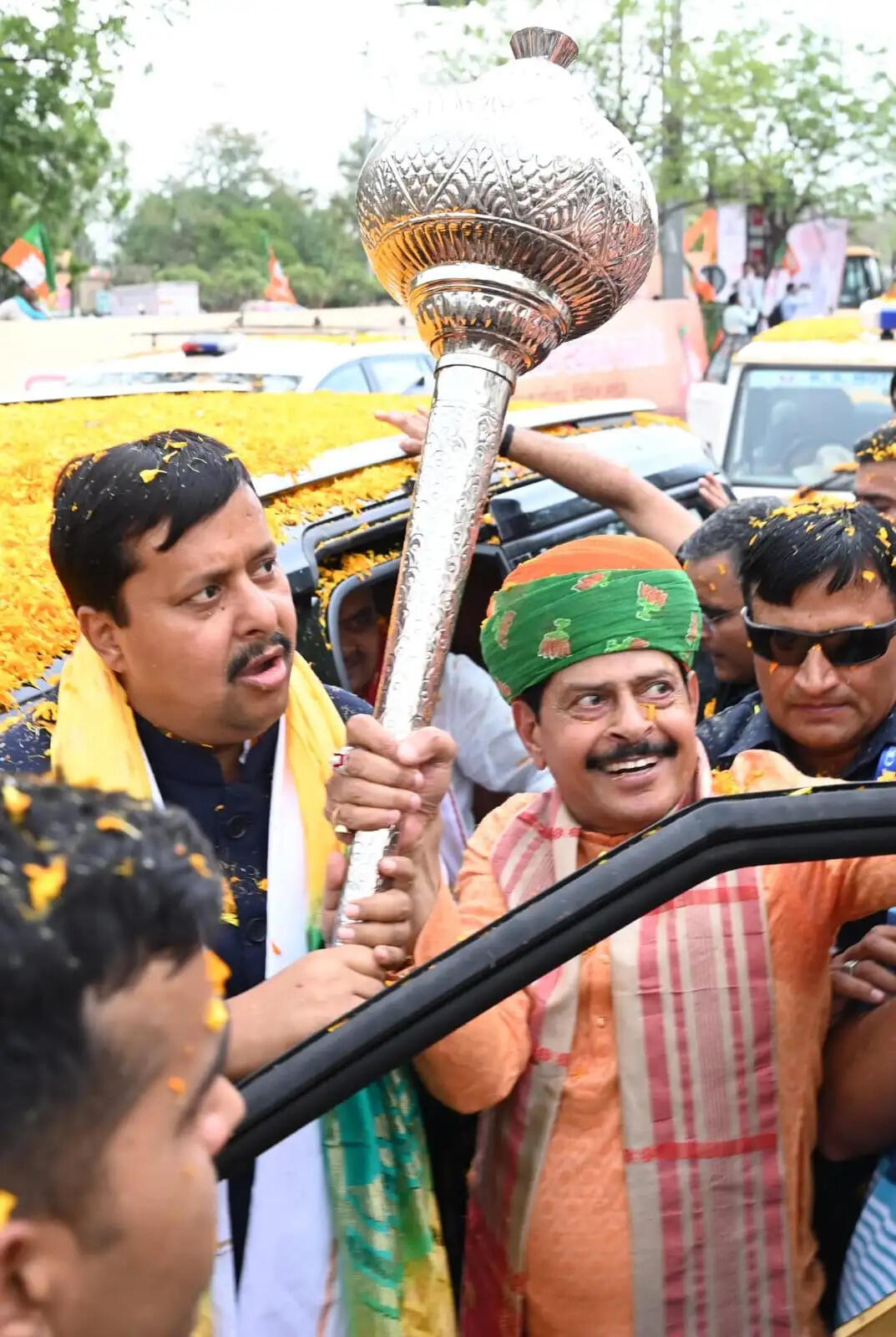 भाजपा राष्ट्रीय अध्यक्ष नितिन नवीन को गदा भेंट कर विधायक गोपाल शर्मा ने किया अभिनंदन