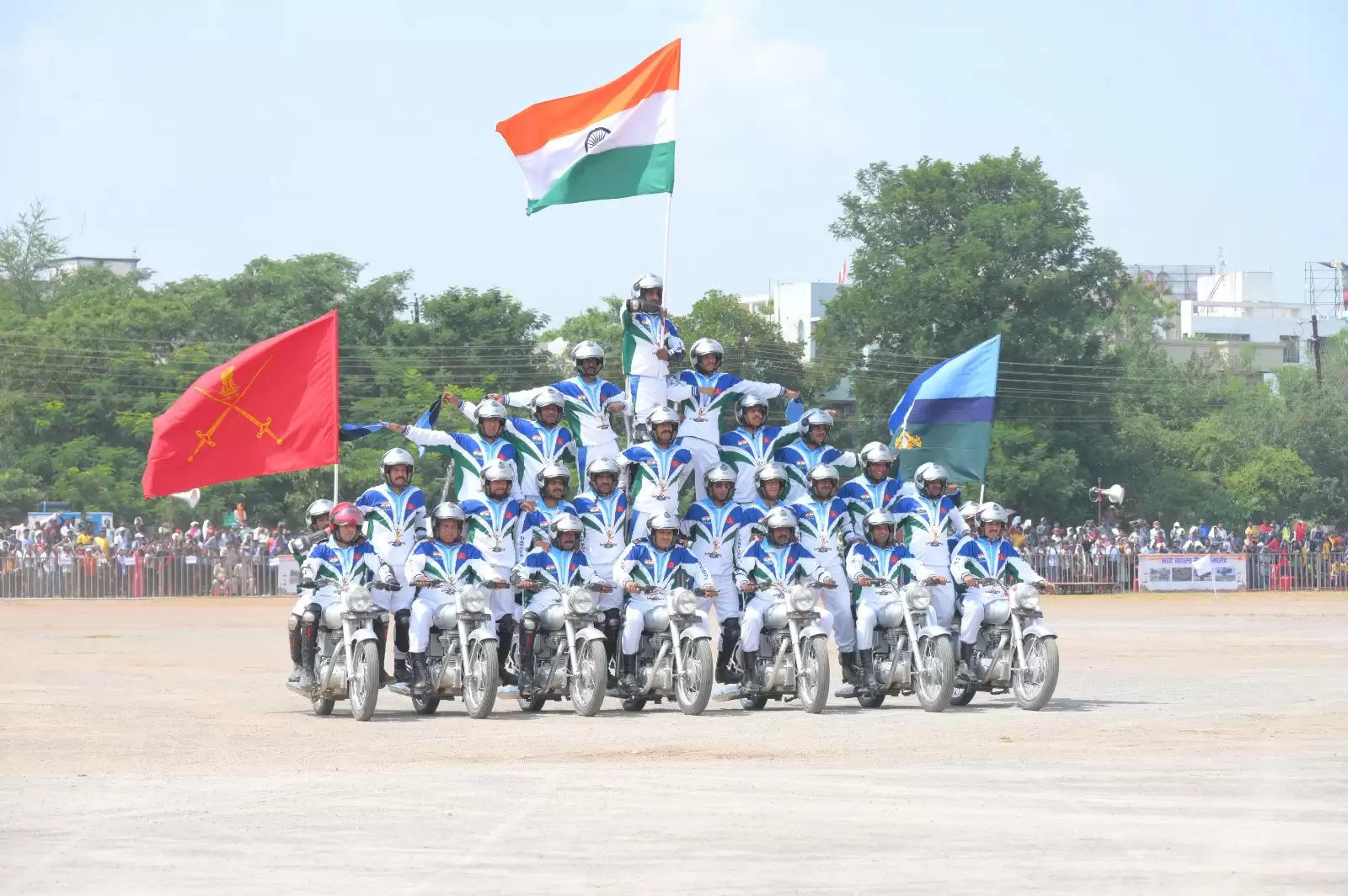 भव्य सशस्त्र सैन्य समारोह  : डेयर डेविल्स के जवानों का मोटरसाइकिल पर हैरत अंगेज करतब, लोगों ने क‍िया खूब पसंद